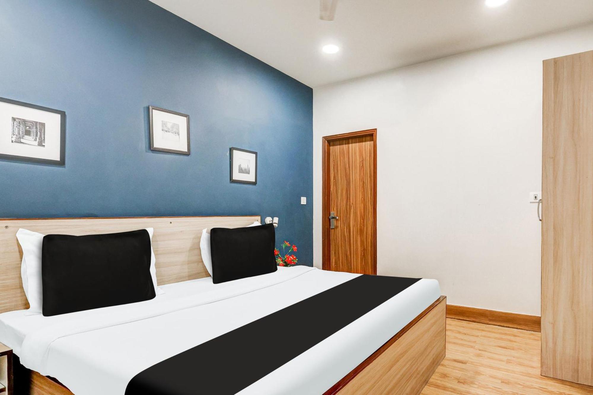 Hotel Super Collection O Palam Near Railway Station New Delhi